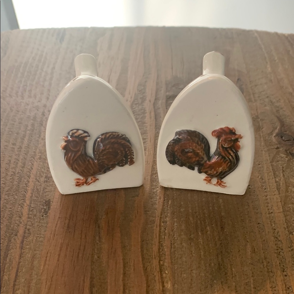 Irons salt and pepper shakers with roosters on front.